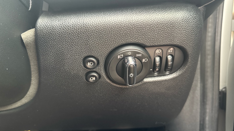 MINI Hatchback 1.5 Cooper Sport II 5dr Auto [Comfort/Nav Pack] Petrol Hatchback - Image 37