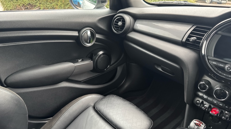 MINI Hatchback 1.5 Cooper Sport II 5dr Auto [Comfort/Nav Pack] Petrol Hatchback - Image 41