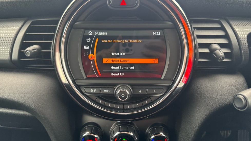 MINI Hatchback 1.5 Cooper Sport II 5dr Auto [Comfort/Nav Pack] Petrol Hatchback - Image 44