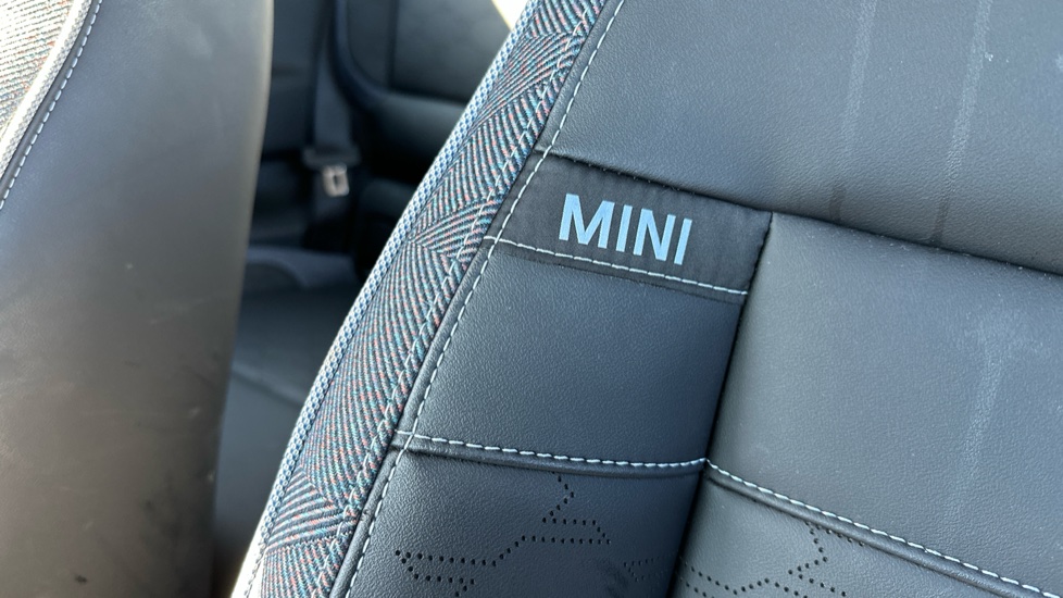 MINI Cooper 135kW E Classic 41kWh 3dr Auto Electric Hatchback - Image 34