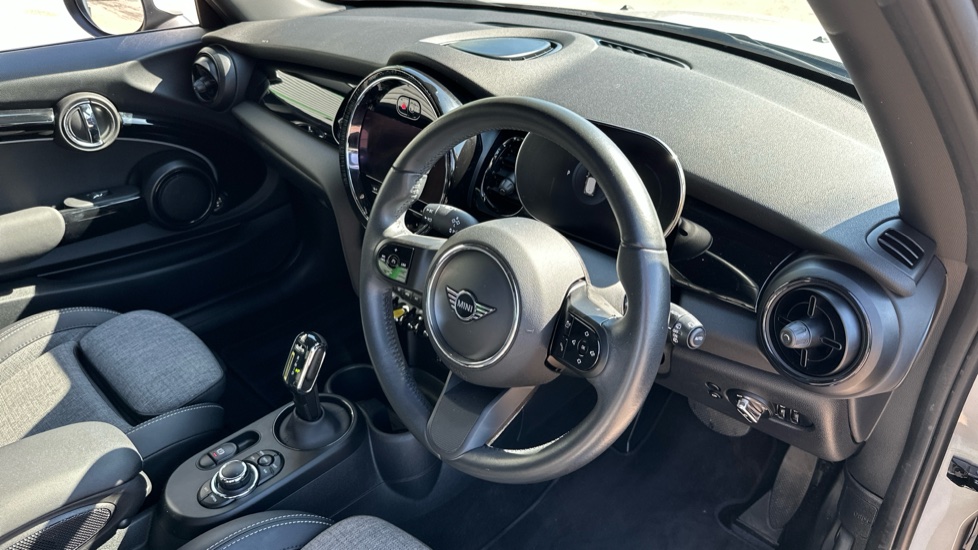 MINI Hatchback 135kW Cooper S Level 2 33kWh 3dr Auto Electric Hatchback - Image 6