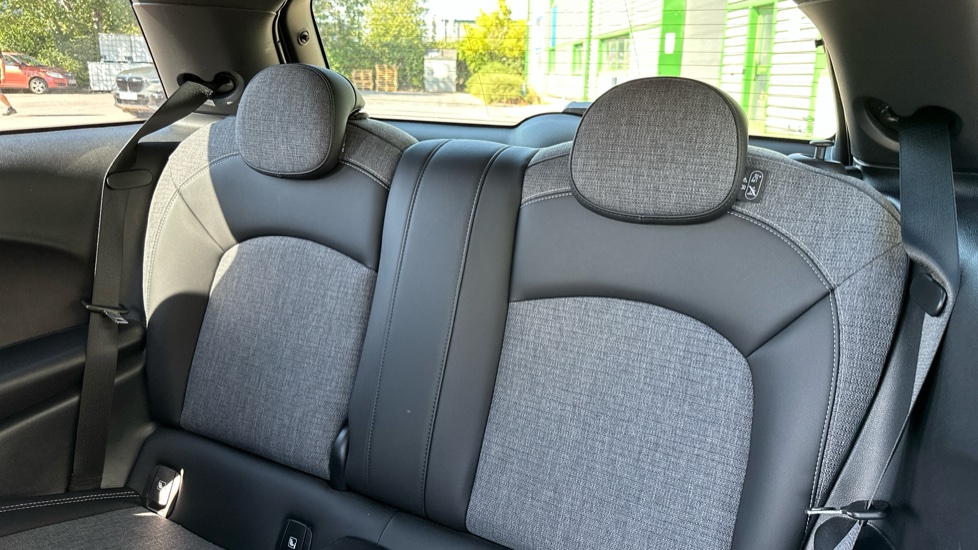 MINI Hatchback 135kW Cooper S Level 2 33kWh 3dr Auto Electric Hatchback - Image 12