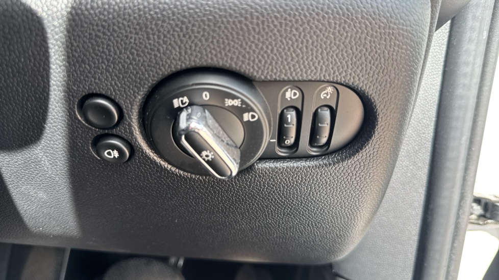 MINI Hatchback 1.5 Cooper Classic Premium 5dr Auto Petrol Hatchback - Image 39