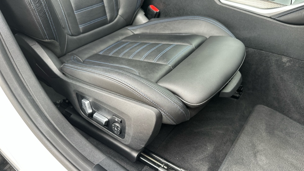 BMW i4 250kW eDrive40 M Sport 83.9kWh 5dr Auto Electric Hatchback - Image 32