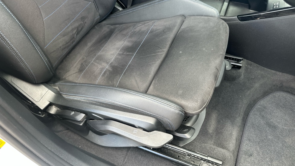 BMW iX1 230kW xDrive30 M Sport 65kWh 5dr Auto Electric Estate - Image 31