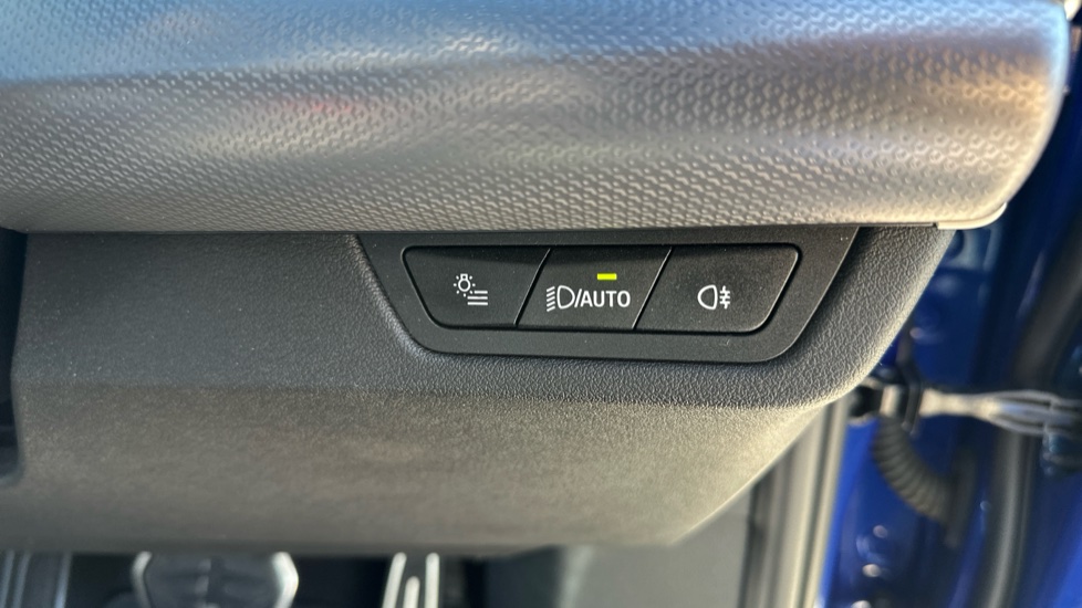 BMW 2 Series 220i MHT M Sport 5dr DCT Petrol Hatchback - Image 32