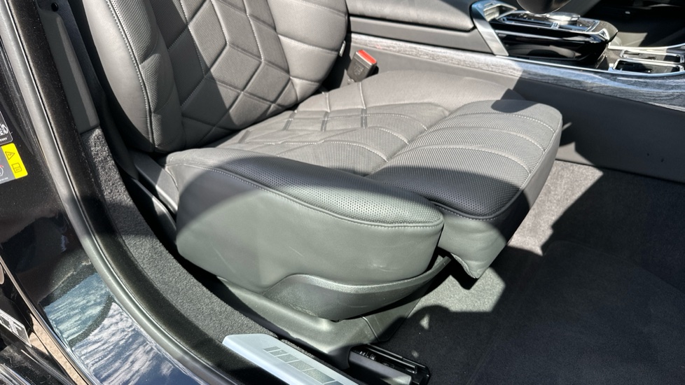 BMW 7 Series 750e xDrive M Sport 4dr Auto [Executive Pack] Saloon - Image 36