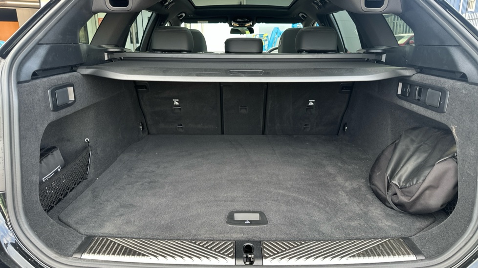 BMW i5 442kW M60 xDrive 84kWh 5dr Auto Electric Estate - Image 13