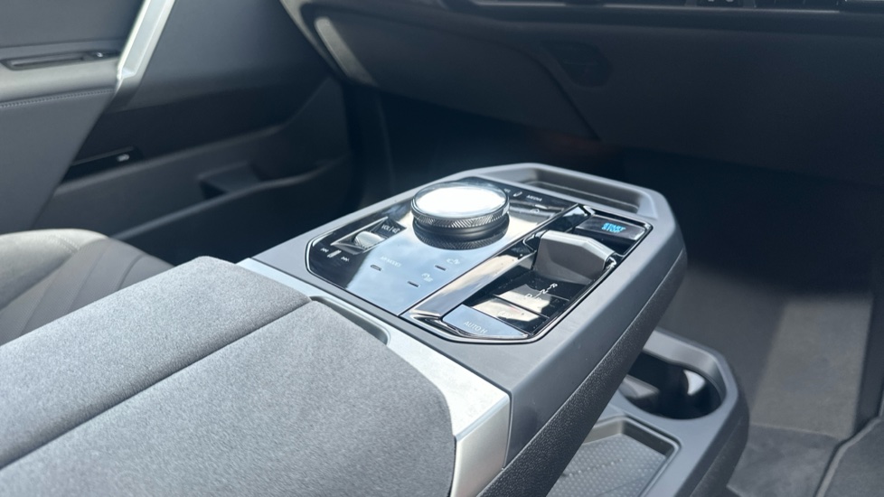 BMW iX 300kW xDrive45 M Sport 101kWh 5dr Auto [Tech] Electric Estate - Image 10