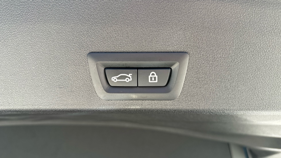 BMW XM 5dr Auto Estate - Image 33