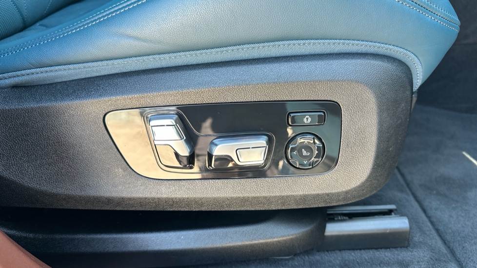 BMW XM 5dr Auto Estate - Image 40