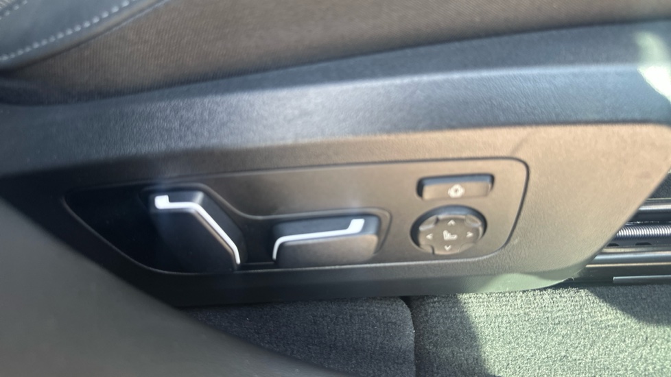 BMW X3 M50 xDrive 5dr Auto Petrol Estate - Image 31