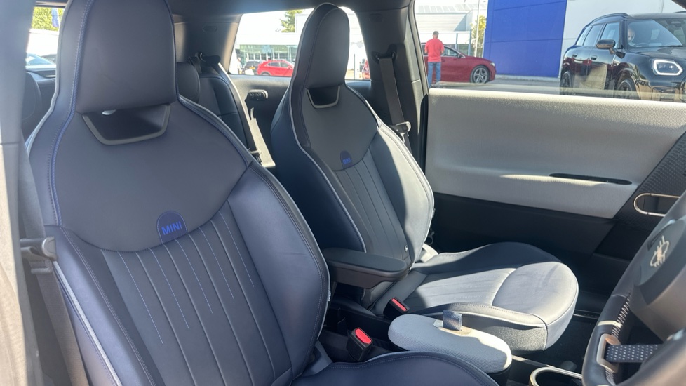 MINI Cooper 135kW E Exclusive 41kWh 3dr Auto Electric Hatchback - Image 11