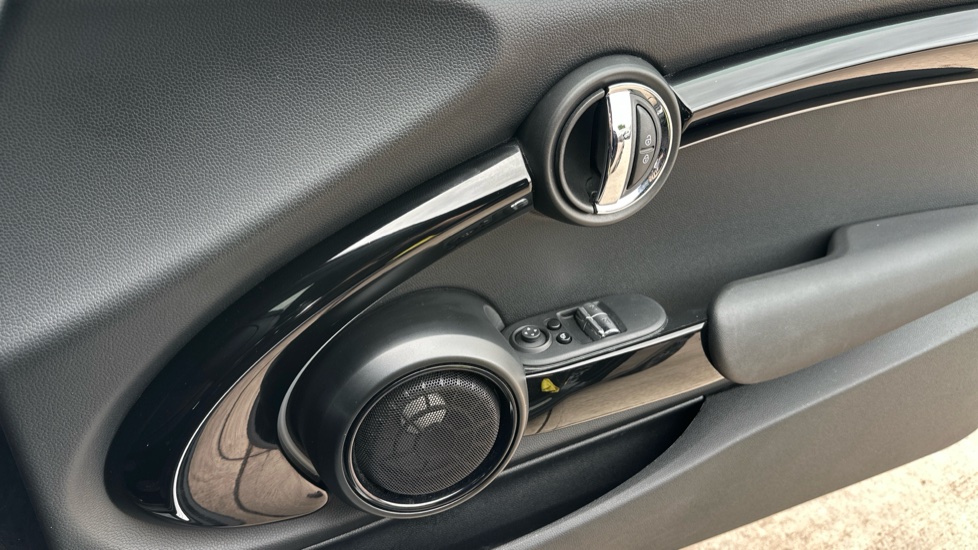MINI Hatchback 135kW Cooper S Level 3 33kWh 3dr Auto Electric Hatchback - Image 20