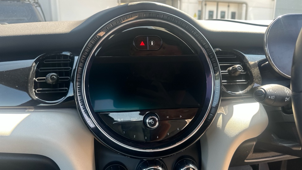 MINI Hatchback 135kW Cooper S Level 3 33kWh 3dr Auto Electric Hatchback - Image 8