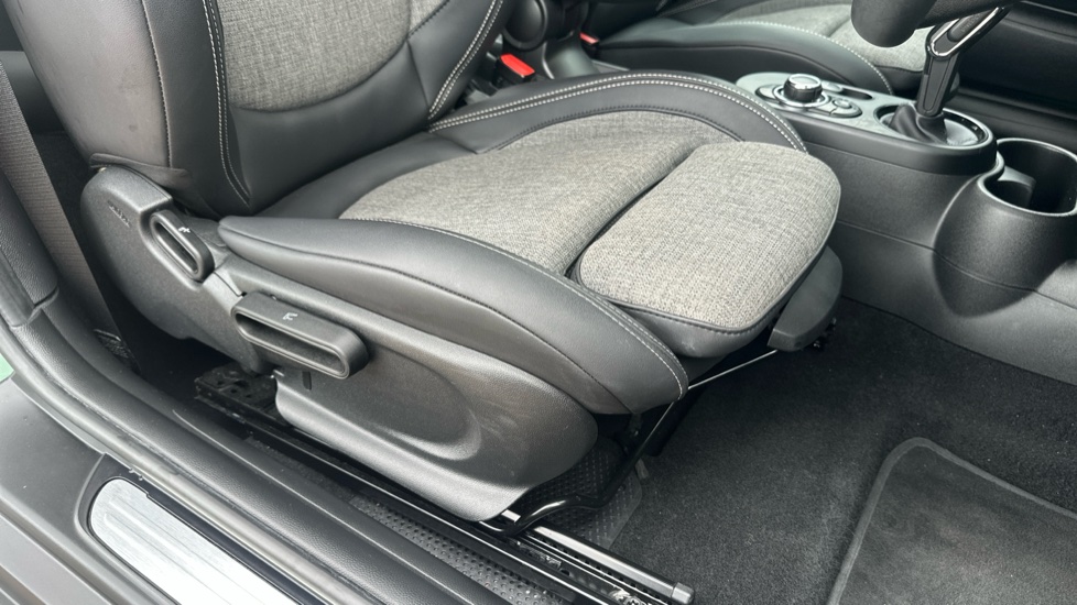 MINI Hatchback 135kW Cooper S Level 2 33kWh 3dr Auto Electric Hatchback - Image 31