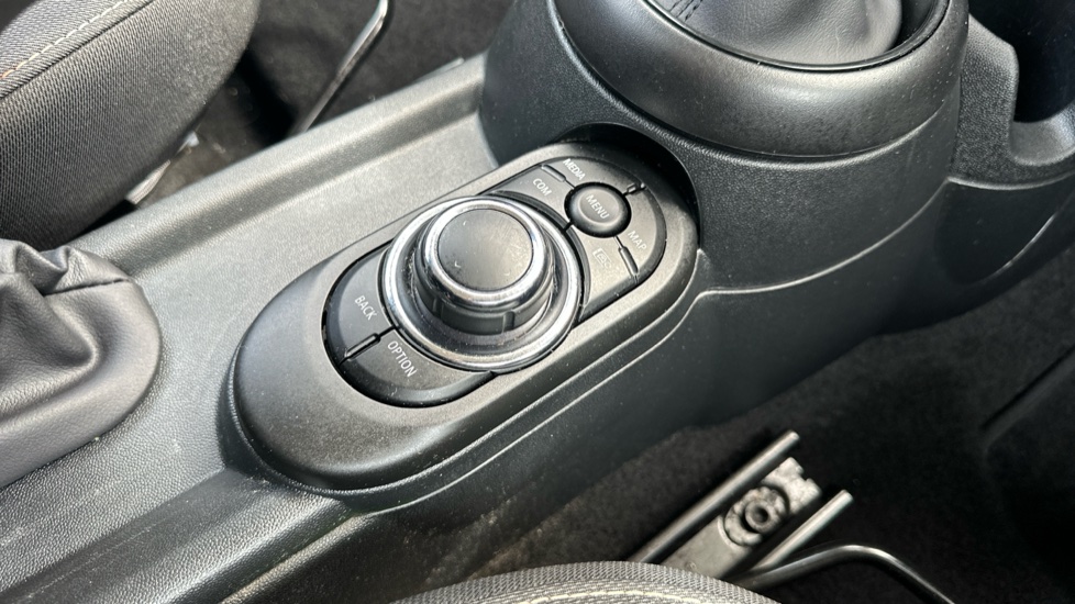 MINI Hatchback 1.5 Cooper Classic 3dr Auto [Comfort Pack] Petrol Hatchback - Image 19