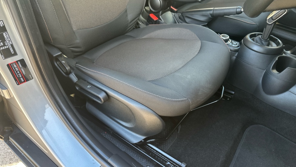 MINI Hatchback 1.5 Cooper Classic Premium 5dr Auto Petrol Hatchback - Image 30