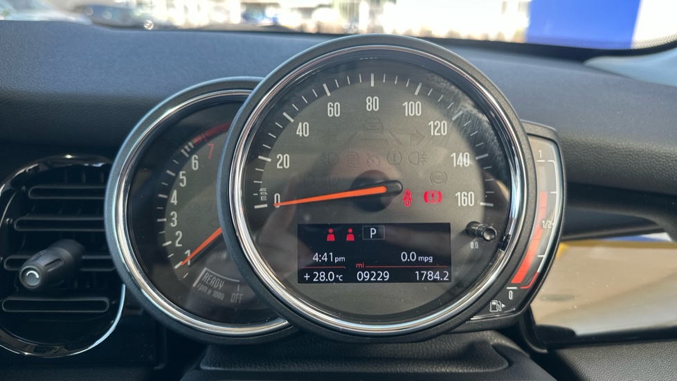 MINI Hatchback 1.5 Cooper Classic 3dr Auto [Comfort/Nav Pack] Petrol Hatchback - Image 9
