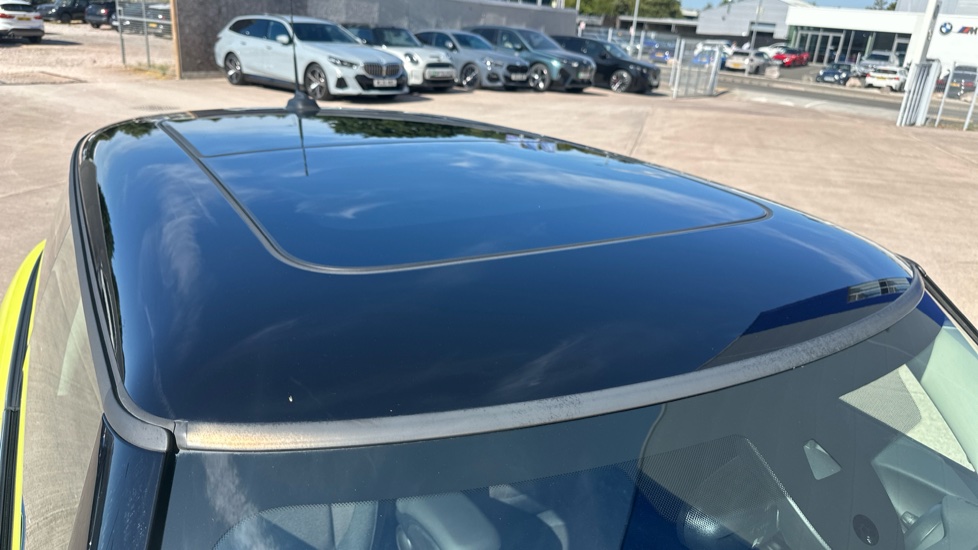 MINI Hatchback 1.5 Cooper Classic 3dr Auto [Comfort/Nav Pack] Petrol Hatchback - Image 21