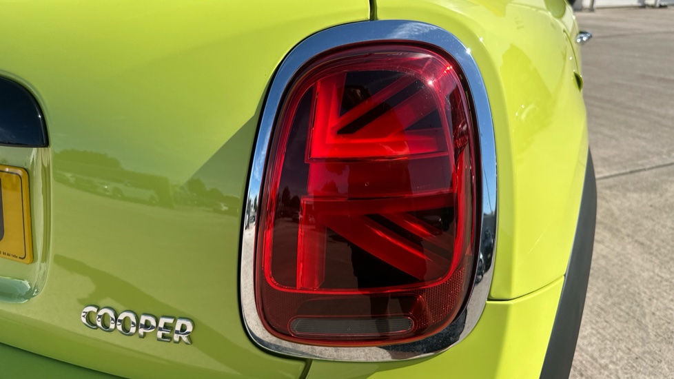 MINI Hatchback 1.5 Cooper Classic 3dr Auto [Comfort/Nav Pack] Petrol Hatchback - Image 22
