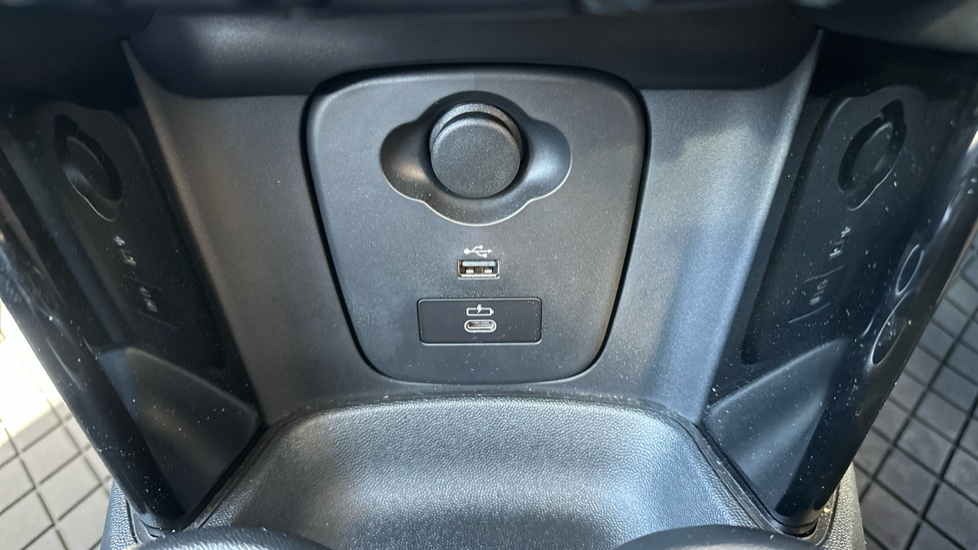 MINI Hatchback 1.5 Cooper Classic 3dr Auto [Comfort/Nav Pack] Petrol Hatchback - Image 59