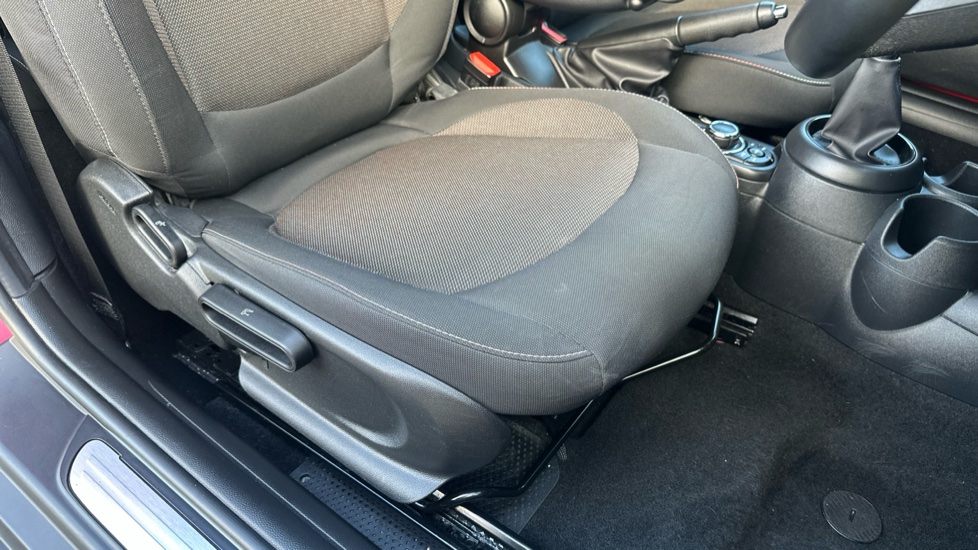 MINI Hatchback 1.5 Cooper Classic 3dr Petrol Hatchback - Image 32