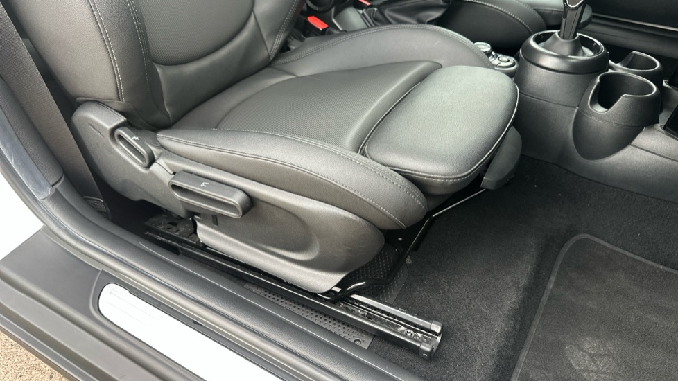 MINI Hatchback 2.0 Cooper S Classic 3dr Auto Petrol Hatchback - Image 35