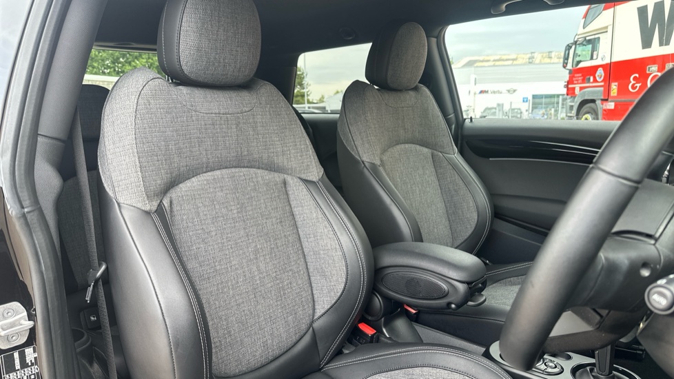 MINI Hatchback 135kW Cooper S Level 2 33kWh 3dr Auto Electric Hatchback - Image 11