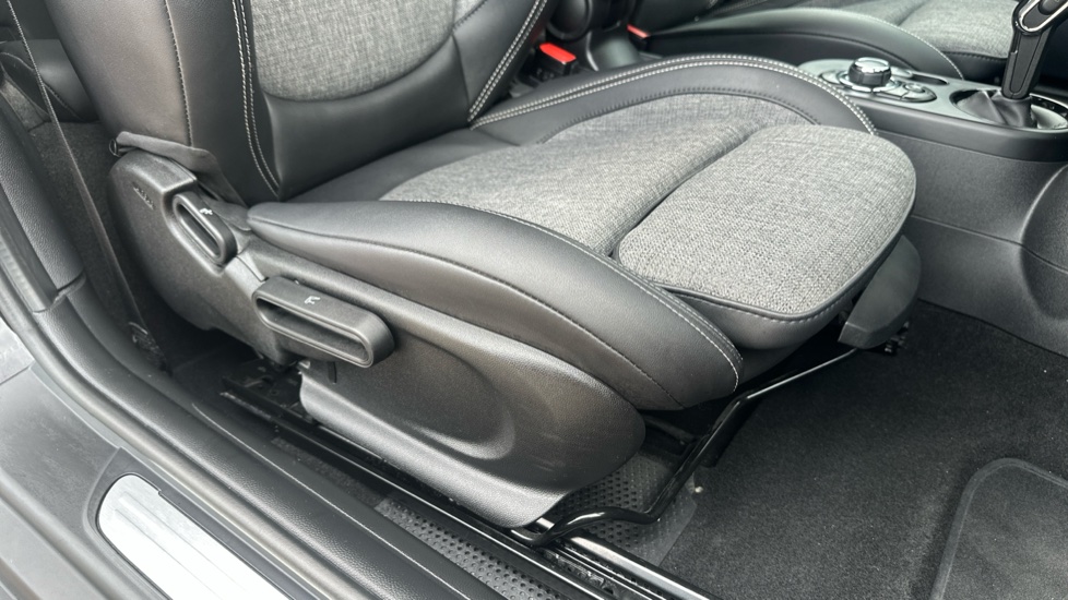 MINI Hatchback 135kW Cooper S Level 2 33kWh 3dr Auto Electric Hatchback - Image 30