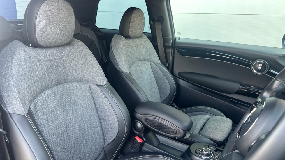 MINI Hatchback 135kW Cooper S Level 2 33kWh 3dr Auto Electric Hatchback - Image 11