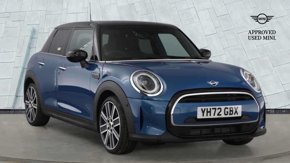 MINI Hatchback 1.5 Cooper Exclusive 5dr Auto [Comfort/Nav Pack] Petrol Hatchback - Image 1