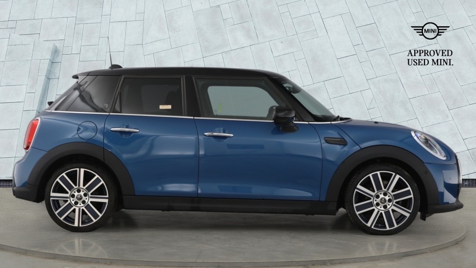 MINI Hatchback 1.5 Cooper Exclusive 5dr Auto [Comfort/Nav Pack] Petrol Hatchback - Image 3