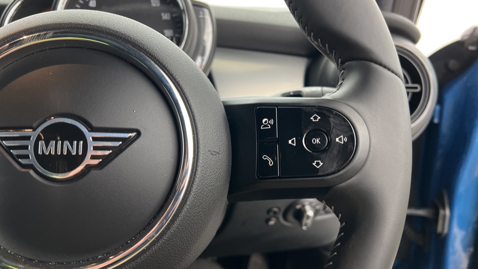 MINI Hatchback 1.5 Cooper Exclusive 5dr Auto [Comfort/Nav Pack] Petrol Hatchback - Image 18
