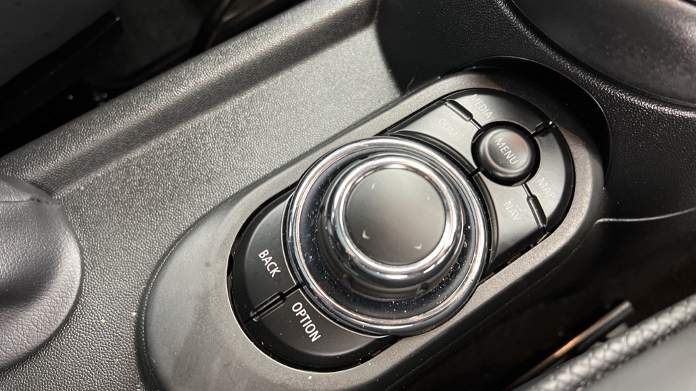 MINI Hatchback 1.5 Cooper Exclusive 5dr Auto [Comfort/Nav Pack] Petrol Hatchback - Image 19