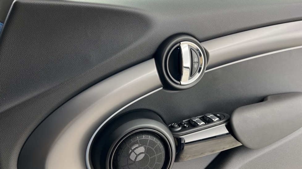 MINI Hatchback 1.5 Cooper Exclusive 5dr Auto [Comfort/Nav Pack] Petrol Hatchback - Image 20