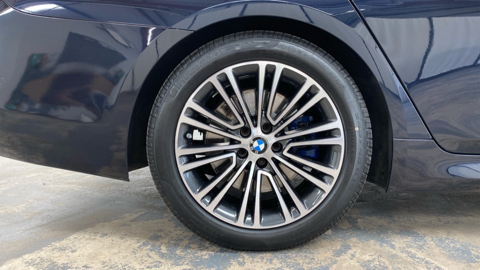 BMW 5 Series 530d xDrive M Sport 4dr Auto Diesel Saloon - Image 32