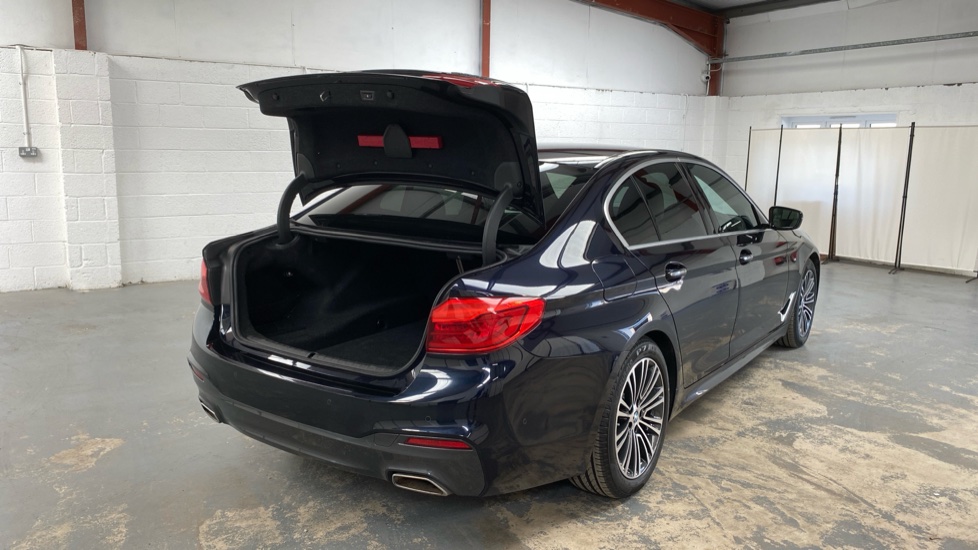 BMW 5 Series 530d xDrive M Sport 4dr Auto Diesel Saloon - Image 35