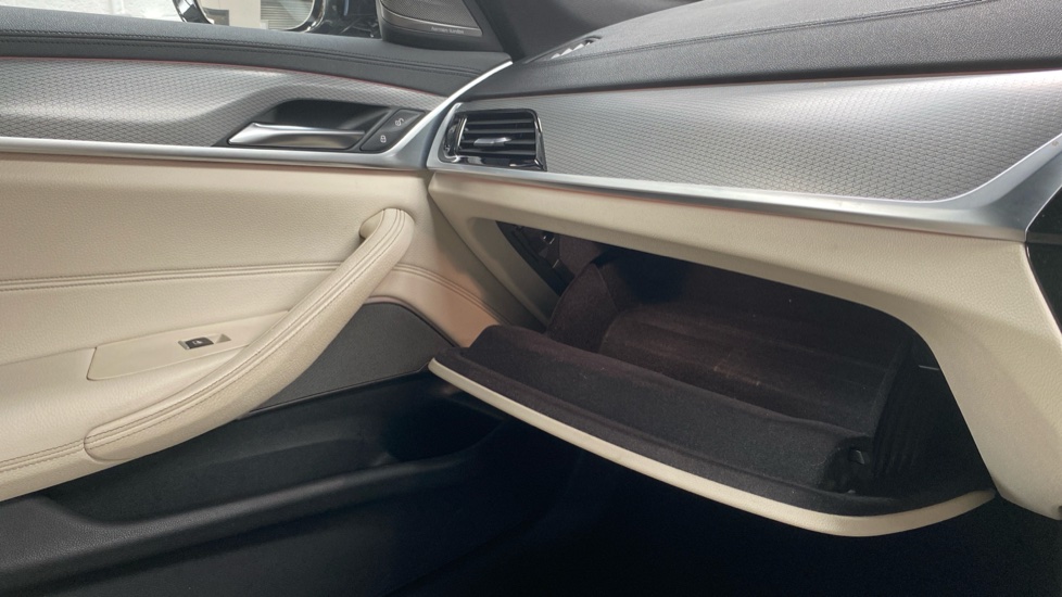 BMW 5 Series 530d xDrive M Sport 4dr Auto Diesel Saloon - Image 50