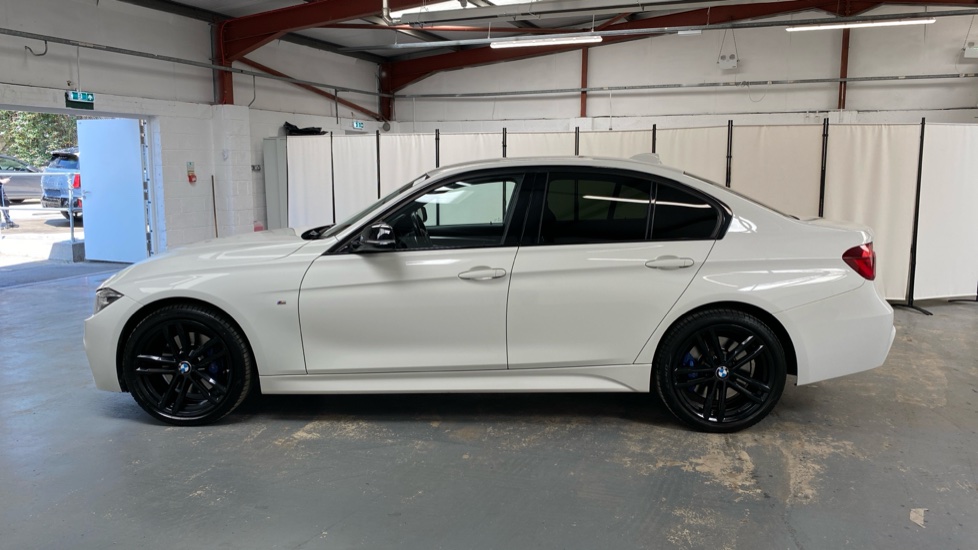 BMW 3 Series 320d xDrive M Sport Shadow Edition 4dr Diesel Saloon - Image 29