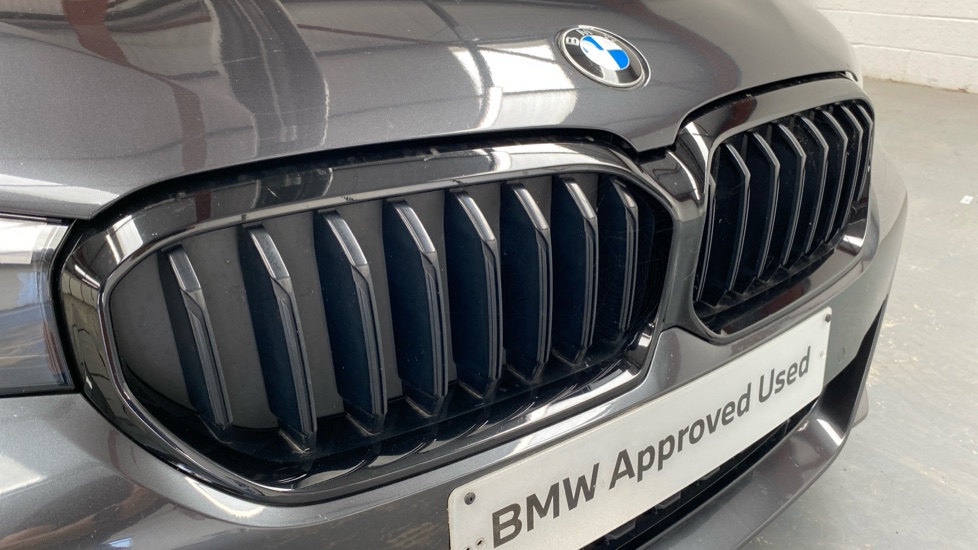BMW 5 Series 530d xDrive MHT M Sport 5dr Auto Diesel Estate - Image 25