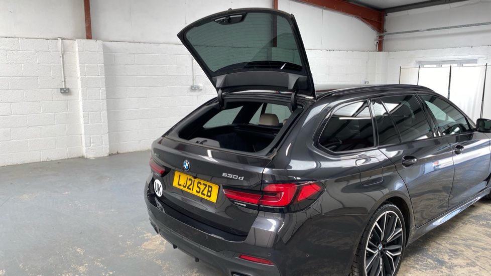 BMW 5 Series 530d xDrive MHT M Sport 5dr Auto Diesel Estate - Image 45