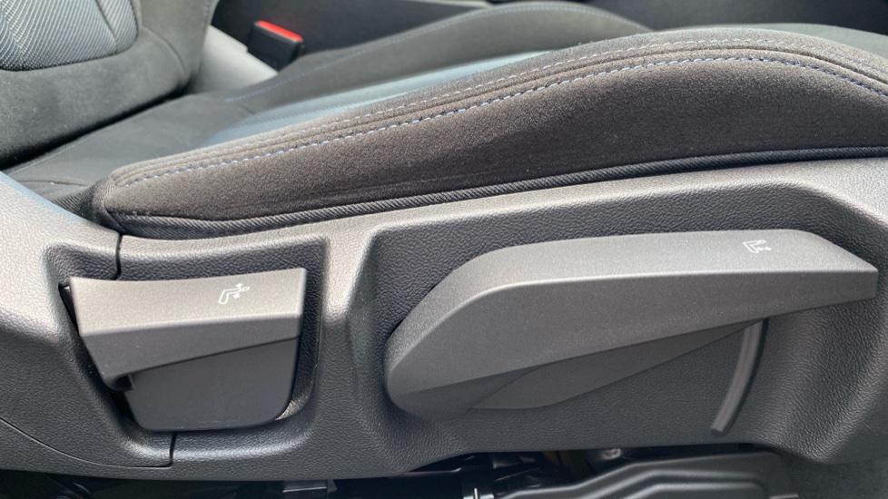 BMW 4 Series 420i M Sport 5dr Step Auto [Pro Pack] Petrol Hatchback - Image 39