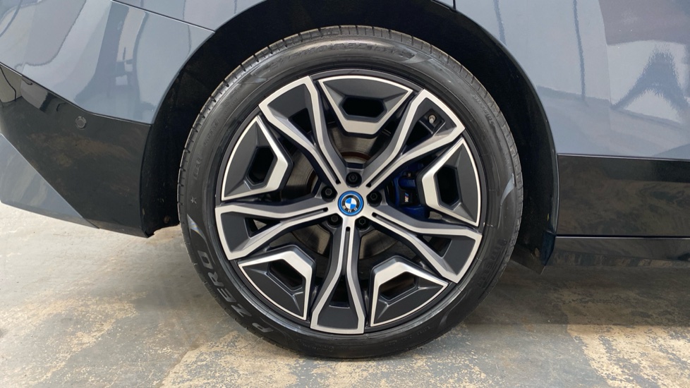 BMW iX 455kW M60 111.5kWh 5dr Auto Electric Estate - Image 25