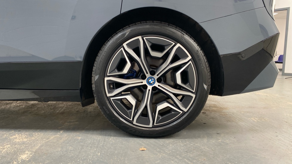 BMW iX 455kW M60 111.5kWh 5dr Auto Electric Estate - Image 29
