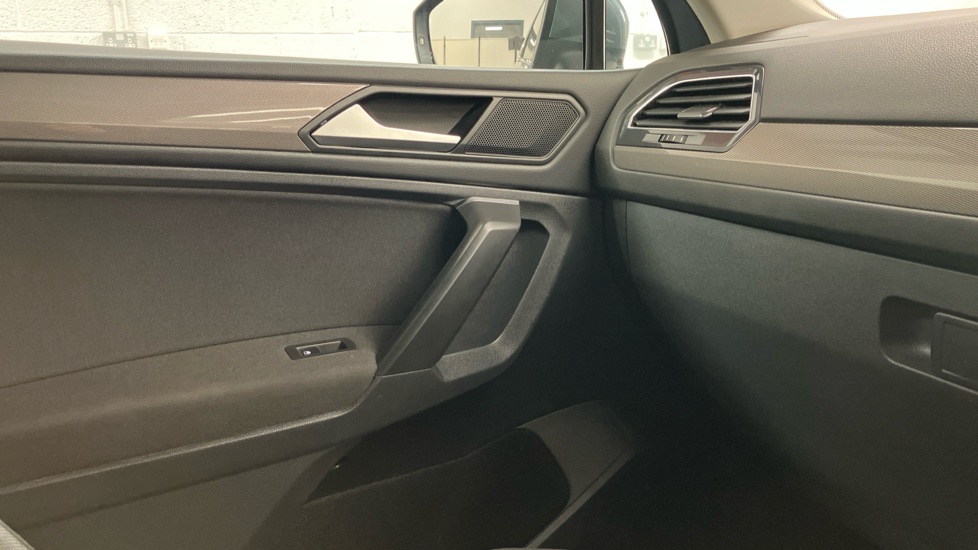 Volkswagen Tiguan Allspace 1.5 TSI Life 5dr DSG Petrol Estate - Image 45