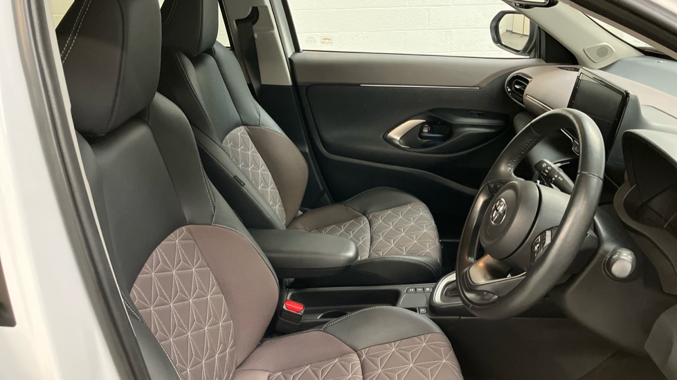 Toyota Yaris Cross 1.5 Hybrid Excel 5dr CVT Hybrid Estate - Image 11
