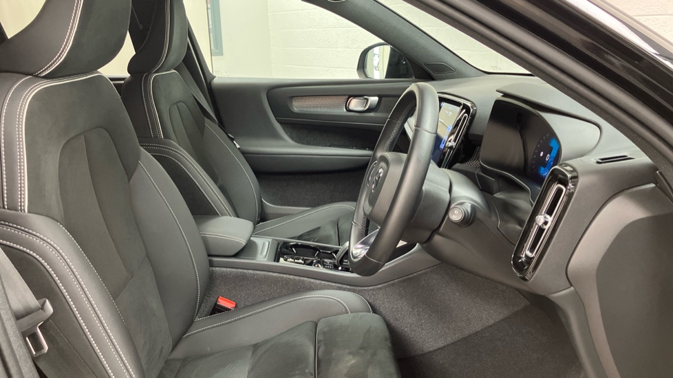 Volvo XC40 2.0 B3P Plus Dark 5dr Auto Petrol Estate - Image 11