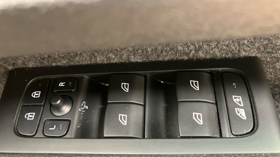 Volvo XC40 2.0 B3P Plus Dark 5dr Auto Petrol Estate - Image 57