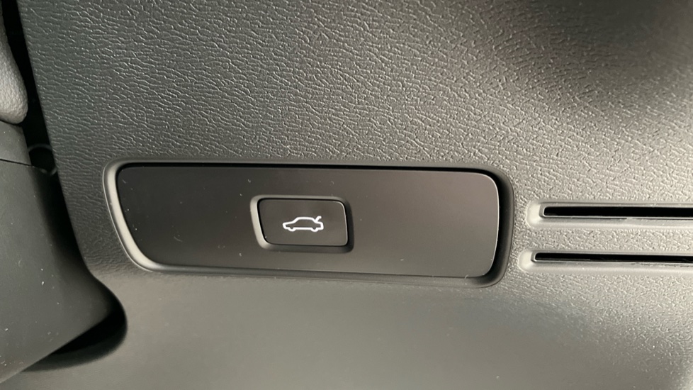 Volvo XC40 2.0 B3P Plus Dark 5dr Auto Petrol Estate - Image 60